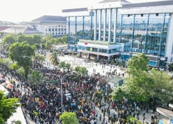 Gubernur Kaltim Tak Muncul Temui Pengunjuk Rasa, Aksi 21 April di Samarinda Berujung Ricuh