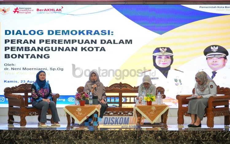 Kepala DPK Bontang, Retno Febriaryanti, saat menjadi narasumber dalam dialog Hari Kartini tentang peran perempuan dalam demokrasi berkualitas.