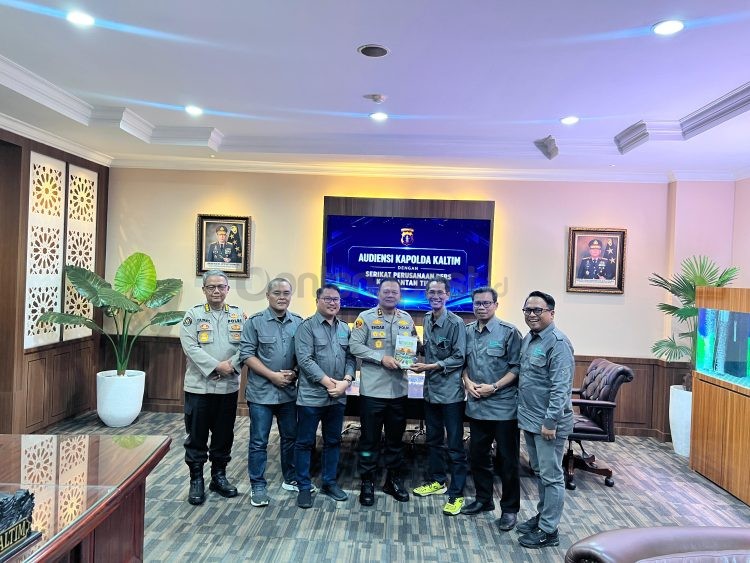 Irjen Endar Priantoro (tengah) saat menerima buku dari Ajid Kurniawan di Mapolda Kaltim, Kamis (23/4).