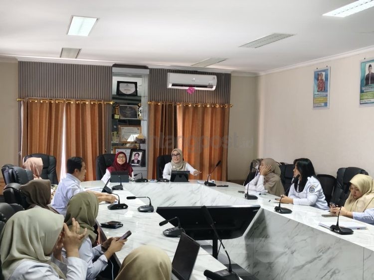 Suasana rapat evaluasi dan pembenahan layanan PPID di Kantor DPK Bontang, sebagai upaya meningkatkan kualitas informasi publik dan mempertahankan predikat terbaik.