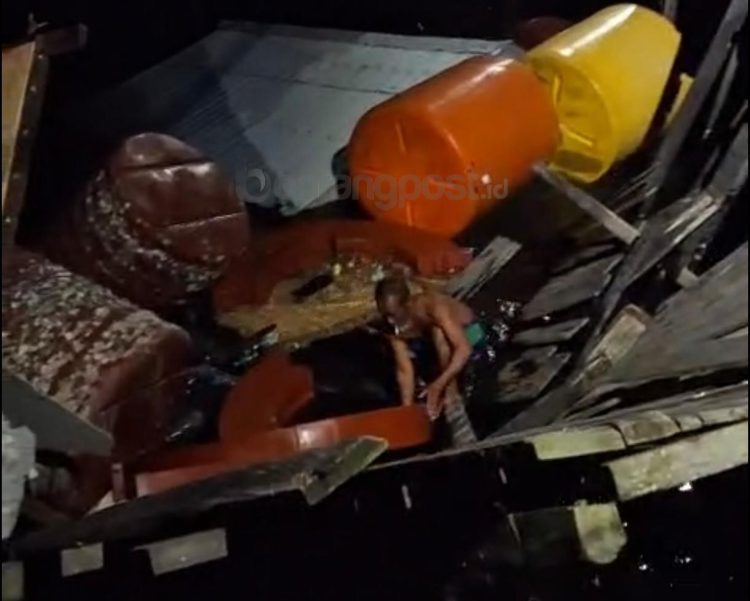 Kondisi penampungan sampah di kawasan Malahing yang ambruk dan tenggelam ke laut akibat tiang penyangga lapuk, Kamis (23/4/2026) malam.