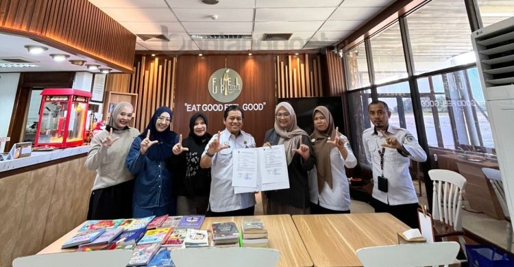 Pojok baca “Bakul Terasi” yang dihadirkan DPK Bontang di kawasan Bandara Badak LNG dan Cafe Fuel Eatery, sebagai upaya mendekatkan literasi kepada masyarakat melalui ruang publik.