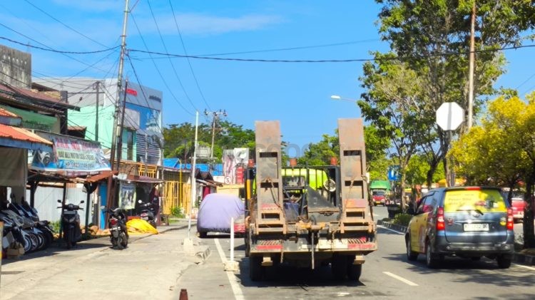 Antrean truk pengisi solar di SPBU Tanjung Laut kembali mengular. Pemkot Bontang berencana melakukan monitoring untuk mencari solusi atas persoalan tersebut. (Dwi Kurniawan Nugroho / Bontang Post)