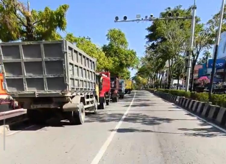 Antrean truk pengisi solar di SPBU Tanjung Laut meluber hingga ke badan jalan, menyebabkan kemacetan dan menghambat akses usaha warga di kawasan Jalan Jenderal Soedirman, Bontang. (Nasrullah/ Bontang Post)