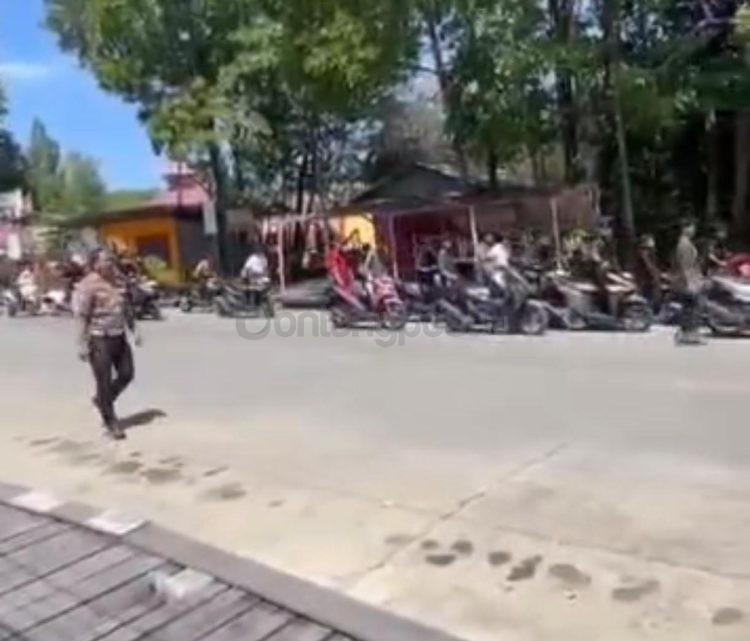 Petugas Satlantas Polres Bontang saat melakukan razia dan penertiban balapan liar di kawasan Bontang Kuala, Jumat siang, dengan mengamankan puluhan sepeda motor milik pelanggar.