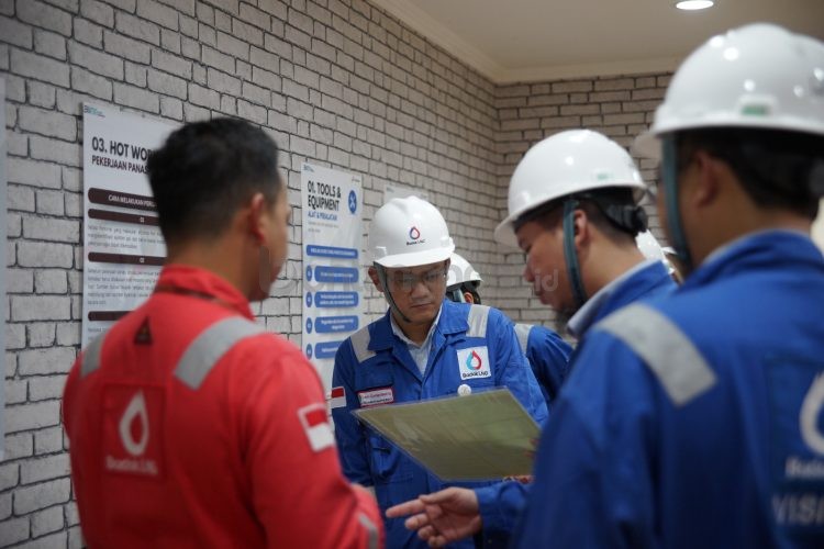 Rombongan PT Geo Dipa Energi dan PT PLN Nusantara Power Services saat melakukan kunjungan benchmarking di Badak LNG, melihat langsung operasional dan penerapan sistem manajemen perusahaan.