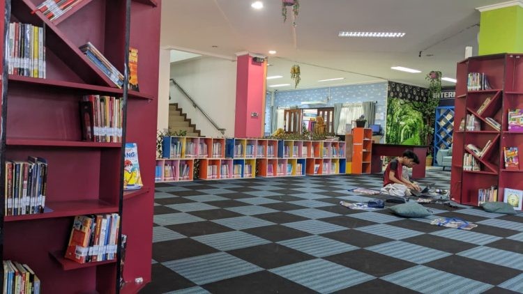 Aktivitas layanan di salah satu perpustakaan di Bontang yang menjadi bagian dari penilaian lomba berjenjang DPK untuk mendorong standarisasi.