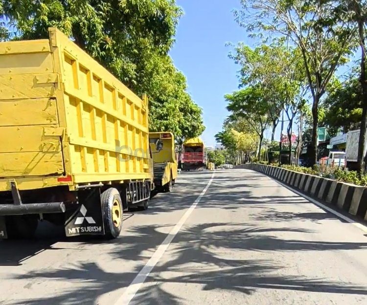 Antrean truk mengular hingga ke badan jalan di SPBU Tanjung Laut, Bontang, 24 April 2026. (Nasrullah/Bontang Post)