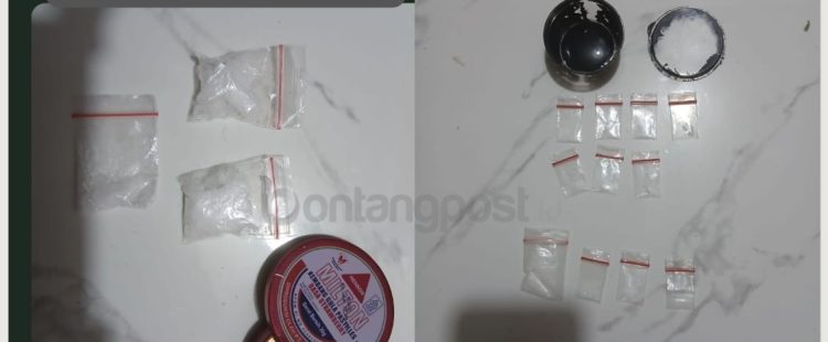 Barang bukti sabu dan alat hisap yang disita Satpolairud Polres Bontang dari tiga tersangka di Tanjung Laut Indah.