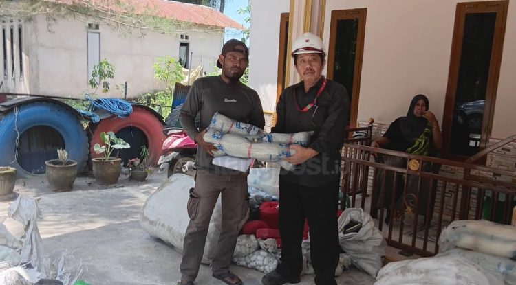 PT Energi Unggul Persada (EUP) menyerahkan bantuan alat tangkap ikan kepada kelompok nelayan di Desa Santan Ilir, Kutai Kartanegara, sebagai bentuk dukungan terhadap ekonomi masyarakat pesisir.