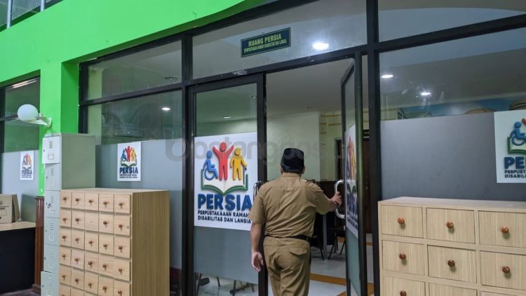 Fasilitas ramah disabilitas di perpustakaan Bontang. DPK menghadirkan program Persia untuk meningkatkan akses literasi bagi penyandang disabilitas dan lansia.