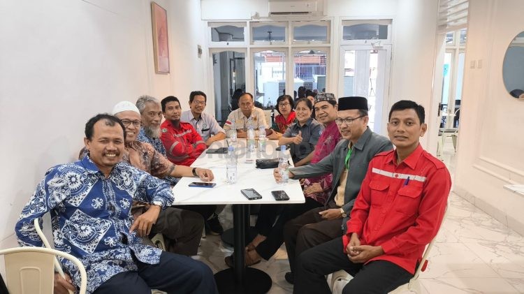 Pengurus dan anggota ASTA Bontang saat membahas penolakan penambahan rombongan belajar di SMA Negeri 1 dan 2 Bontang. (Dwi Kurniawan Nugroho)