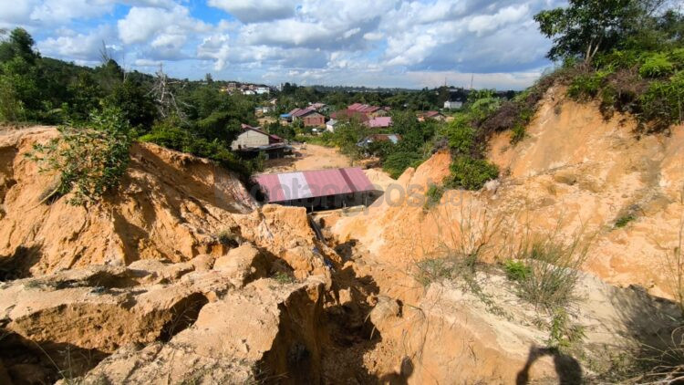 Kondisi rumah warga di Kampung Timur, Kelurahan Kanaan, yang terdampak longsor diduga akibat aktivitas bekas tambang galian C.(Nasurllah/ Bontang Post)
