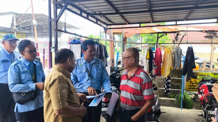 Wakil Wali Kota Bontang, Agus Haris, meninjau langsung keluhan pembengkakan tagihan air warga di Kelurahan Loktuan RT 18 Nomor 20. (Dwi Kurniawan Nugroho/Bontang Post)
