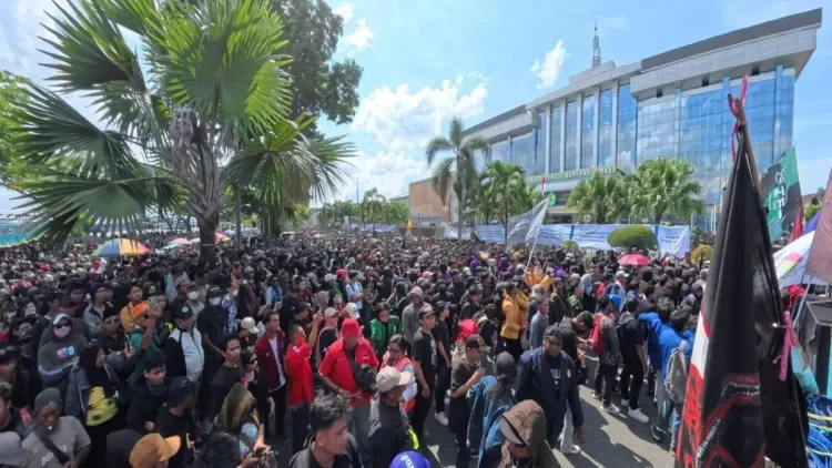 Aksi 21 April di depan Kantor Gubernur Kaltim. (RAMA/KP)