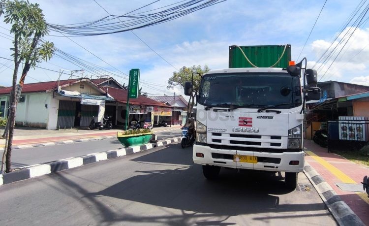Truk trailer menyebabkan kabel listrik tertarik hingga tiang roboh di Jalan WR Supratman, Selasa (31/3/2026). (Dwi Kurniawan Nugroho/Bontang Post)