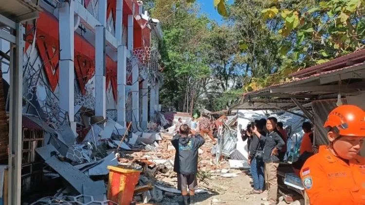 Bangunan KONI Sario Manado rusak akibat gempa magnitudo 7,6 di Manado, Sulawesi Utara, Kamis (2/4). (ANTARA)