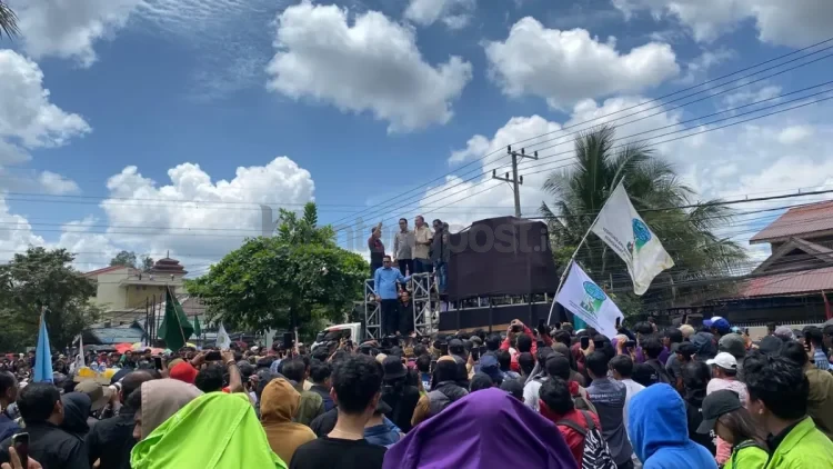 Dewan berjanji akan menindaklanjuti tiga tuntutan utama demonstran melalui mekanisme rapat pimpinan dan pakta integritas. (RAMA/KALTIM POST)