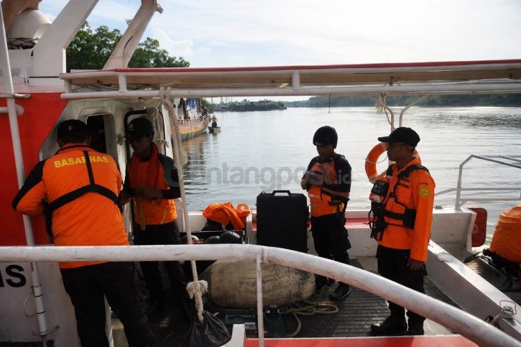 Tim Basarnas Cabang Balikpapan melakukan pencarian nelayan asal Bontang di perairan Balikpapan, Senin (30/03/2026).
