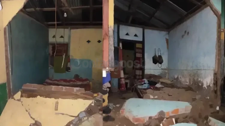 Gempa merusak puluhan rumah dan fasilitas pendidikan di Flores Timur. Ratusan warga terpaksa mengungsi. (Foto Suara Flores)