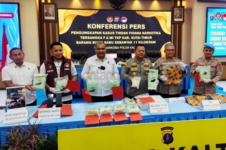 Kapolda Kalimantan Timur, Irjen Pol Endar Priantoro, memperlihatkan barang bukti sabu seberat 11 kilogram saat rilis kasus penangkapan dua warga Bontang di Sangatta. (kaltimkita)