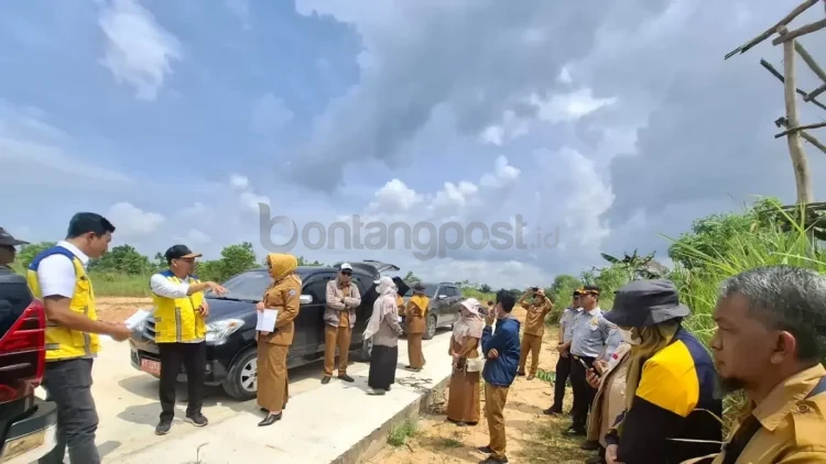 Tim dari Pemkot Bontang beserta instansi terkait meninjau lokasi pembangunan sekolah rakyat di Bontang Lestari. (ADIEL KUNDHARA/KP)