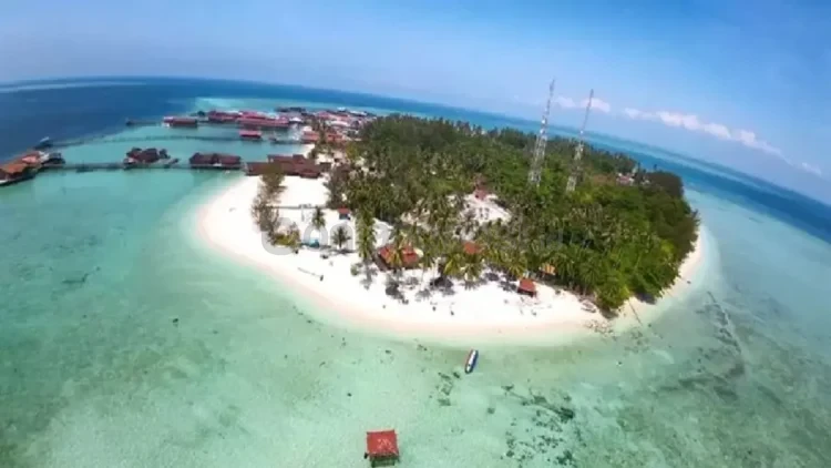 Luasan Pulau Derawan terus menipis setiap tahunnya. Abrasi yang menjadi ancaman sejak belasan tahun belum kunjung ada tindakan nyata di lapangan hingga saat ini.