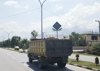 Truk Tanpa Terpal Masih Marak di Sangatta, Warga Keluhkan Debu dan Jalan Licin