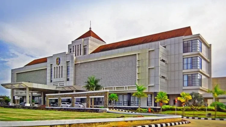 Pengerjaan pemasangan ACP di Kantor Wali Kota menjadi salah satu yang masuk program dibintangi. FOTO: ADIEL KUNDHARA/KP