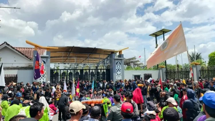 Ribuan mahasiswa dan elemen masyarakat menggelar aksi di depan Gedung DPRD Kalimantan Timur, Samarinda, Selasa (21/4/2026). (Foto Hafiz)