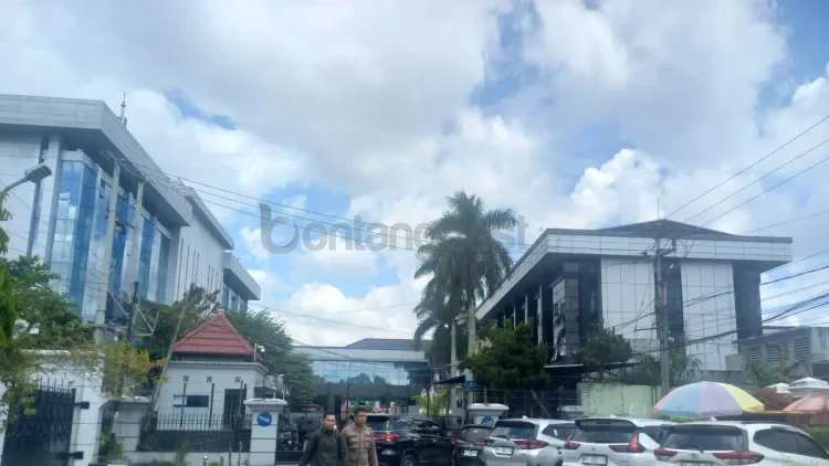 Situasi di kompleks Kantor Gubernur Kalimantan Timur tampak dijaga ketat oleh aparat kepolisian, Selasa (21/4/2026). (FOTO/EKO PRALISTIO)