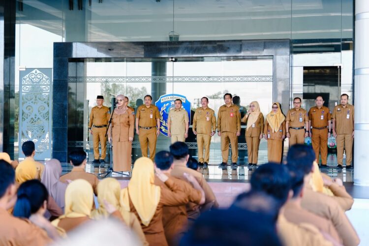 Neni Moerniaeni tekankan integritas ASN dan apresiasi juara Operda Cup saat apel pagi Setda Kota Bontang. (Adie/Kominfo)