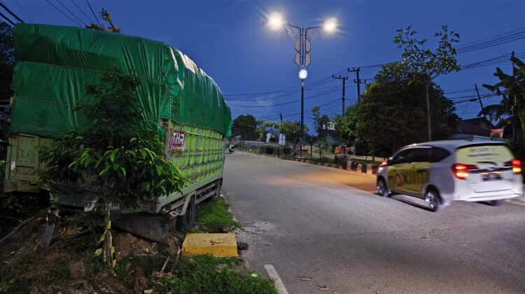 Truk yang mundur di tanjakan Jalan S Parman hingga menabrak seorang pelajar SMA. (Dwi Kurniawan Nugroho/Bontang Post)