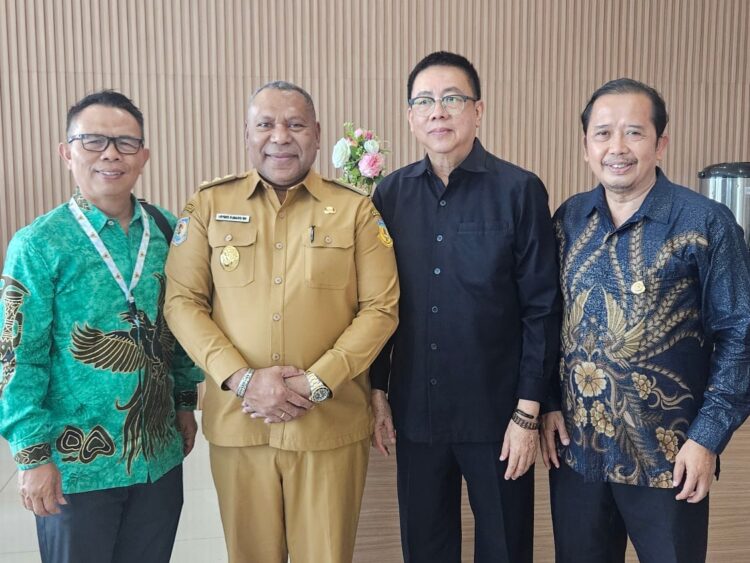 Ketua KTP2JB Dr.Suprapto, wakil Gubernur Papua Aryoko Alberto Ferdinand Rumaropen, S.P., M.Eng, Yosep Adi Prasetyo Ketua Dewan Pers (2016-2019) Syamsudin Hadi Sutarto waketum SPS