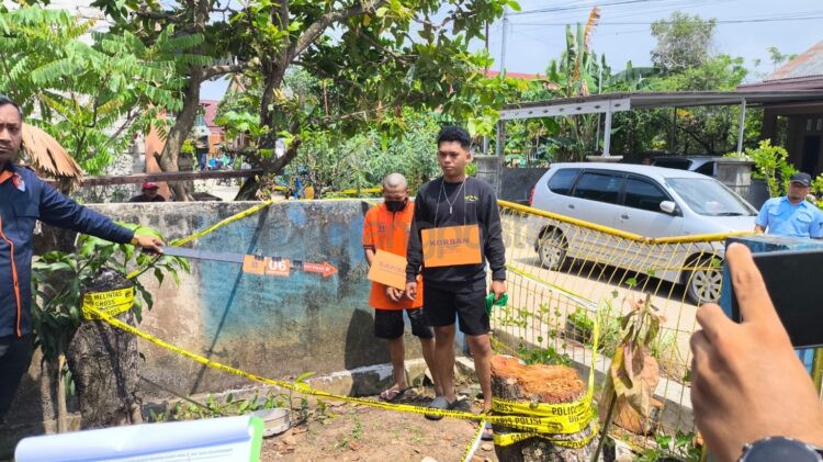 Salah satu adegan rekonstruksi kejadian maling mangga yang sedang di Gelar Polres Bontang.
