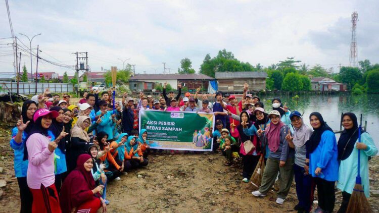PT KMI bersama warga Loktuan dan pelajar SMPN 9 Bontang menggelar aksi bersih pesisir. Sebanyak 450 kilogram sampah berhasil diangkut.