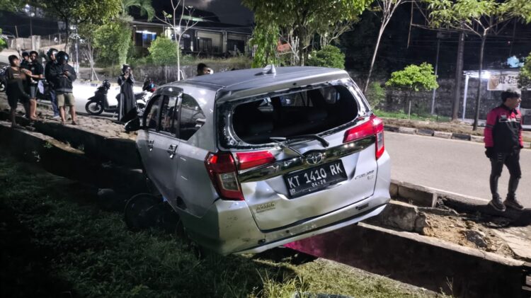 Mobil Calya yang mundur hingga menyeret motor spin berwarna biru. (Dwi Kurniawan Nugroho/ Bontang Post)