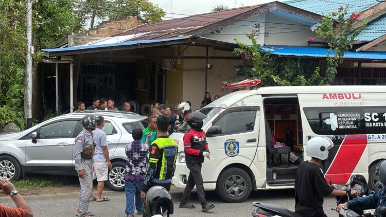 Mobil Ford berwarna silver mengalami kecelakaan tunggal usai menabrak tiang listrik di Jalan Simon Tampubolon, depan Confidante Barbershop kawasan Perumahan HOP. (Istimewa)