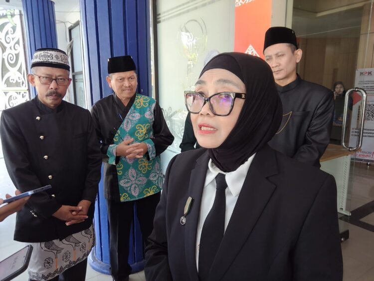 Wali Kota Bontang Neni Moerniaeni menyoroti potensi krisis tenaga pengajar akibat larangan guru non-ASN mulai 2027.