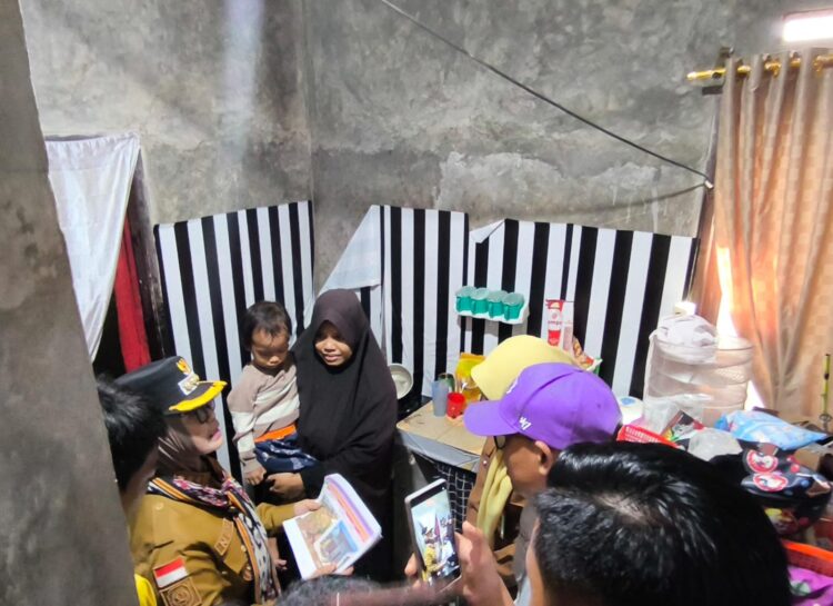 Wali Kota Bontang Neni Moerniaeni meninjau rumah penerima program BSPS di Tanjung Laut Indah dan menemukan bantuan disabilitas belum tersalurkan. (Dwi Kurniawan Nugroho/ Bontang Post)