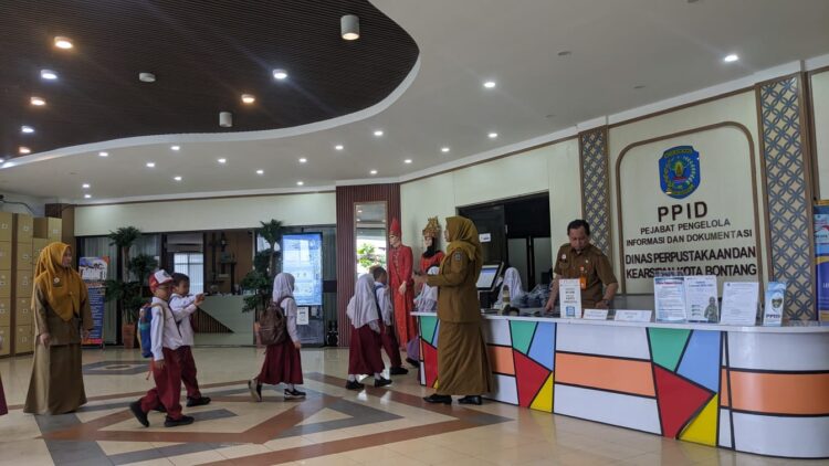 Aktivitas layanan perpustakaan digital di Bontang sebagai bagian dari penguatan literasi berbasis teknologi oleh DPK untuk masyarakat.