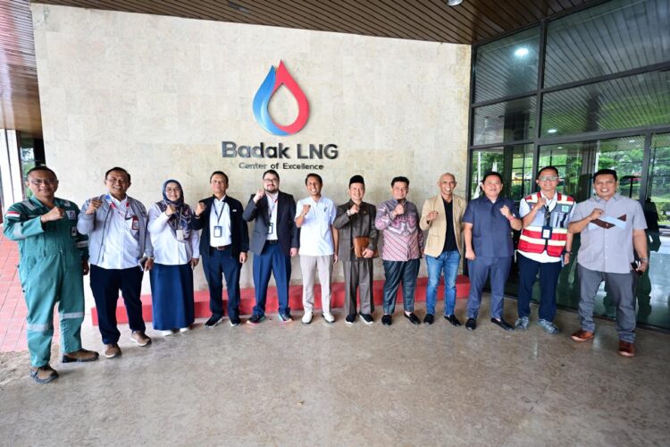 Komisi A DPRD Bontang saat melakukan kunjungan kerja dan diskusi bersama manajemen Badak LNG terkait ketenagakerjaan dan program pemberdayaan masyarakat.