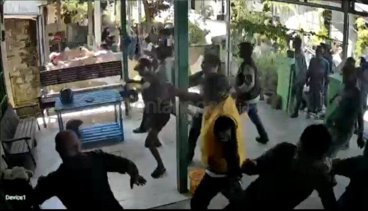 Tangkapan layar rekaman CCTV memperlihatkan puluhan orang mendatangi lokasi kejadian pencurian mangga di Gang Bersama 7, Kelurahan Api-Api, Jumat (8/5/2026). Polisi akan memanggil pihak-pihak yang terekam dalam video tersebut.