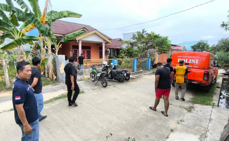 Prarekonstruksi aksi pencurian mangga di Kelurahan Api-Api memperagakan peran Ri dan rekannya M saat menjalankan aksinya sebelum insiden yang berujung kematian korban. (Nasrullah/ Bontang Post)