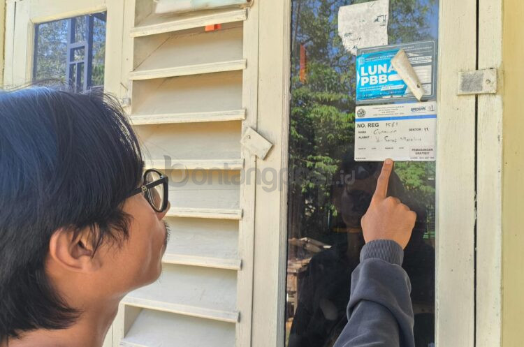 Stiker penerima manfaat pemasangan jargas gratis terpasang di rumah warga Berbas Tengah. Warga mengeluhkan dugaan pungutan tambahan saat proses survei pemasangan dilakukan. (Nasrullah/ Bontang Post)