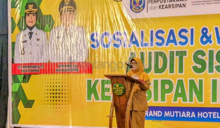 Kepala DPK Bontang Retno Febriaryanti saat menyampaikan target peningkatan nilai kearsipan Kota Bontang menuju predikat “AA” dalam kegiatan Workshop ASKI, Selasa (12/5/2026).