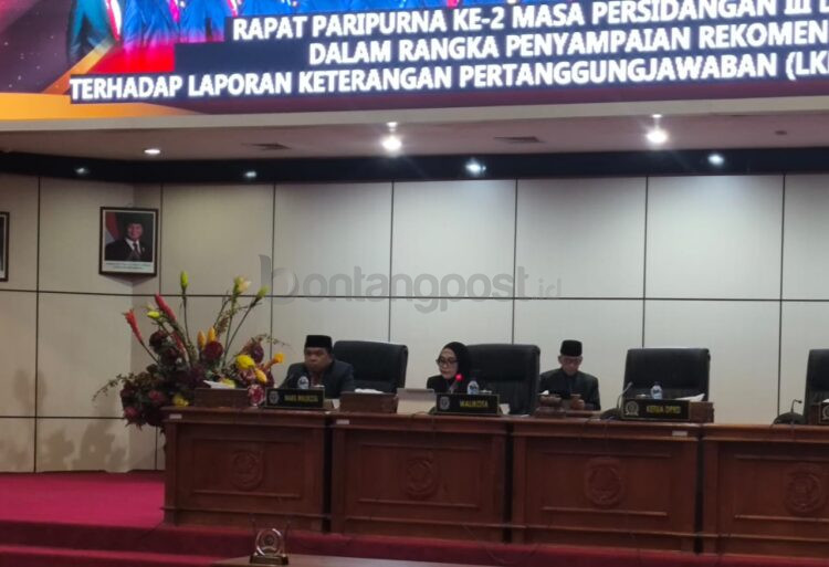 Wali Kota Bontang Neni Moerniaeni memaparkan data balita stunting di tiap kelurahan sebelum rapat paripurna di Gedung DPRD Bontang. (Dwi Kurniawan Nugroho/Bontang Post)