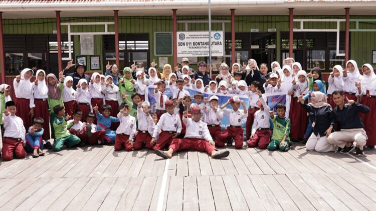 Kunjungan DPK Bontang dalam rangka gerakan literasi ke SDN 011 Bontang Utara Pulau Gusung
