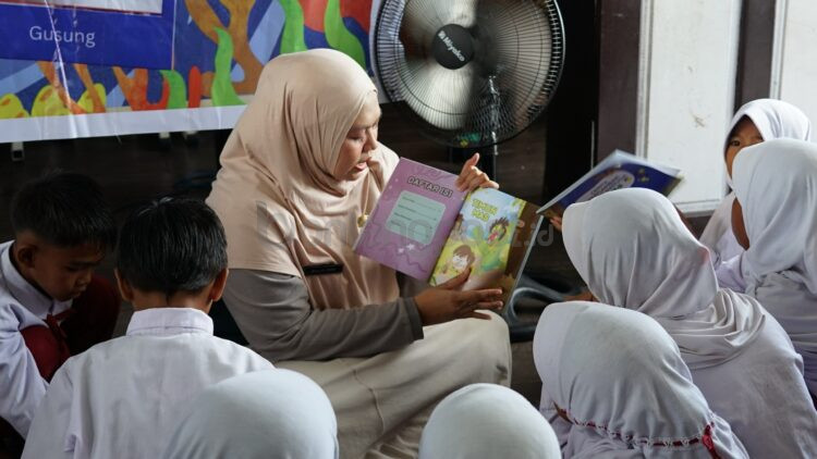 Anak-anak mengikuti kegiatan literasi dan dongeng yang digelar DPK Bontang melalui program Donat.