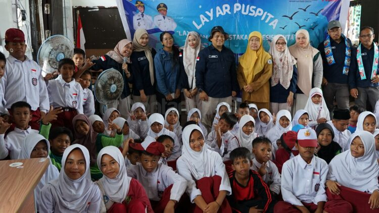 Tim Layar Puspita DPK Bontang memberikan layanan literasi dan kegiatan edukatif kepada siswa di Pulau Gusung.